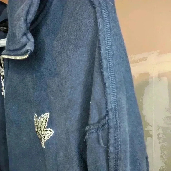 Maple leafs sweater - Picture 3 of 4